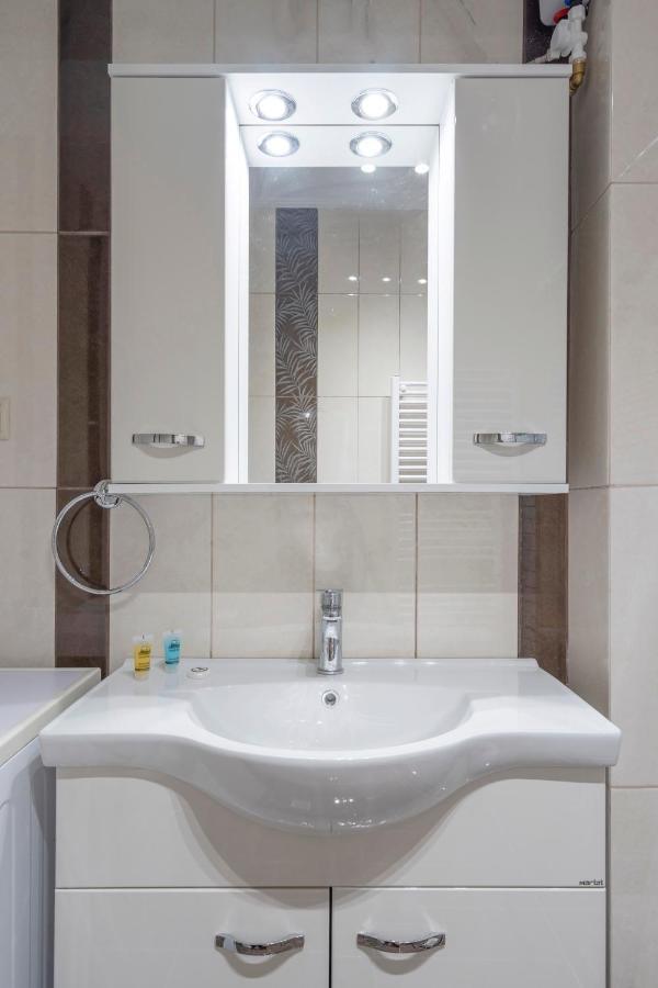 2 Bedroom Renovated Apartment With A View Athens Ngoại thất bức ảnh
